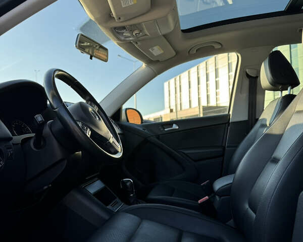 Серый Фольксваген Тигуан, объемом двигателя 2 л и пробегом 125 тыс. км за 14800 $, фото 18 на Automoto.ua