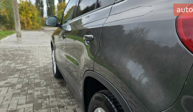 Серый Фольксваген Тигуан, объемом двигателя 2 л и пробегом 260 тыс. км за 13450 $, фото 12 на Automoto.ua