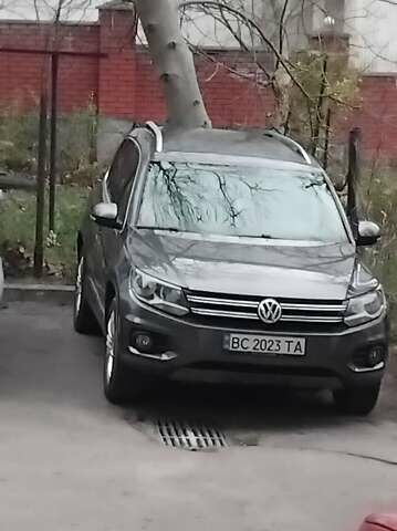 Сірий Фольксваген Тігуан, об'ємом двигуна 2 л та пробігом 150 тис. км за 11000 $, фото 4 на Automoto.ua