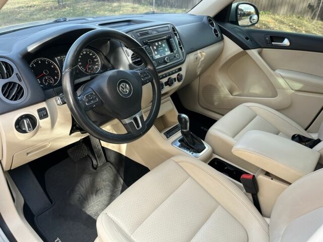 Серый Фольксваген Тигуан, объемом двигателя 2 л и пробегом 220 тыс. км за 10300 $, фото 6 на Automoto.ua