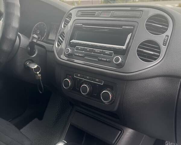 Сірий Фольксваген Тігуан, об'ємом двигуна 1.98 л та пробігом 243 тис. км за 10000 $, фото 13 на Automoto.ua