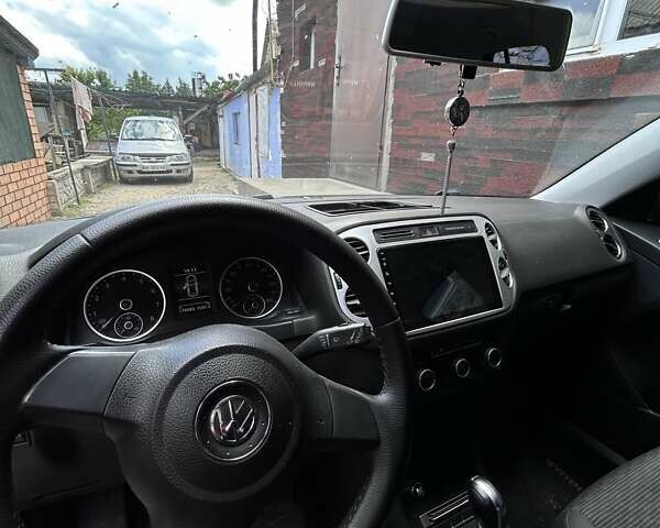 Сірий Фольксваген Тігуан, об'ємом двигуна 1.98 л та пробігом 170 тис. км за 13000 $, фото 4 на Automoto.ua