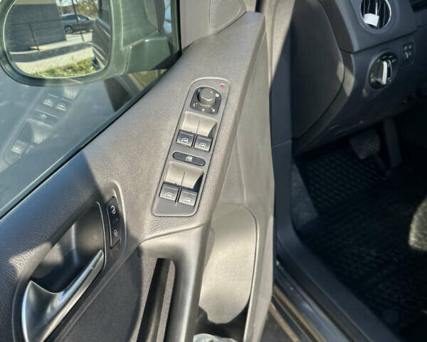 Серый Фольксваген Тигуан, объемом двигателя 1.97 л и пробегом 240 тыс. км за 15600 $, фото 12 на Automoto.ua