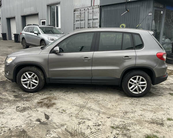 Сірий Фольксваген Тігуан, об'ємом двигуна 2 л та пробігом 120 тис. км за 12500 $, фото 7 на Automoto.ua
