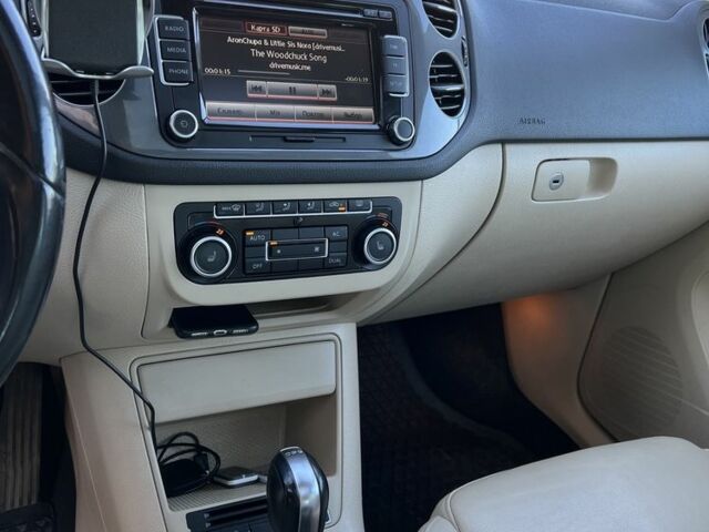 Сірий Фольксваген Тігуан, об'ємом двигуна 2 л та пробігом 245 тис. км за 17666 $, фото 4 на Automoto.ua