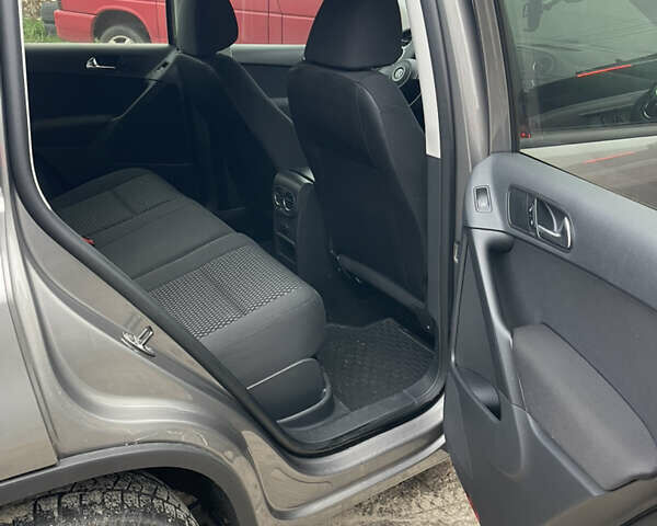 Сірий Фольксваген Тігуан, об'ємом двигуна 2 л та пробігом 120 тис. км за 12500 $, фото 11 на Automoto.ua