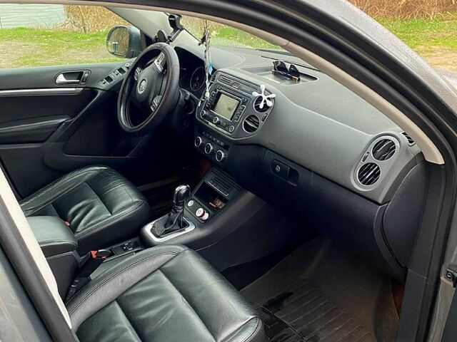 Серый Фольксваген Тигуан, объемом двигателя 2 л и пробегом 300 тыс. км за 11700 $, фото 12 на Automoto.ua