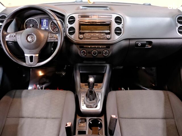 Серый Фольксваген Тигуан, объемом двигателя 2 л и пробегом 170 тыс. км за 9900 $, фото 6 на Automoto.ua