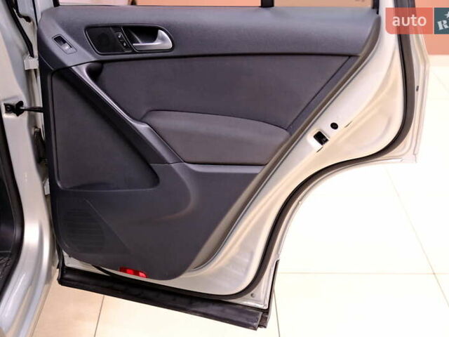 Сірий Фольксваген Тігуан, об'ємом двигуна 2 л та пробігом 170 тис. км за 9900 $, фото 33 на Automoto.ua