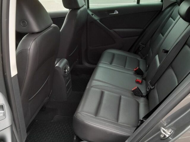 Сірий Фольксваген Тігуан, об'ємом двигуна 2 л та пробігом 204 тис. км за 11500 $, фото 6 на Automoto.ua