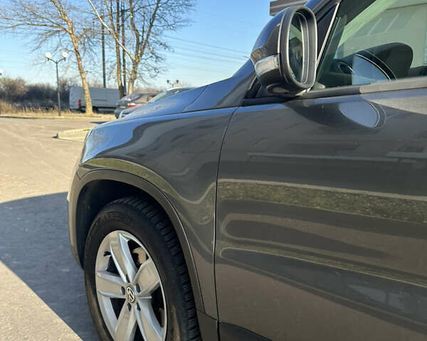 Серый Фольксваген Тигуан, объемом двигателя 1.97 л и пробегом 240 тыс. км за 15600 $, фото 4 на Automoto.ua