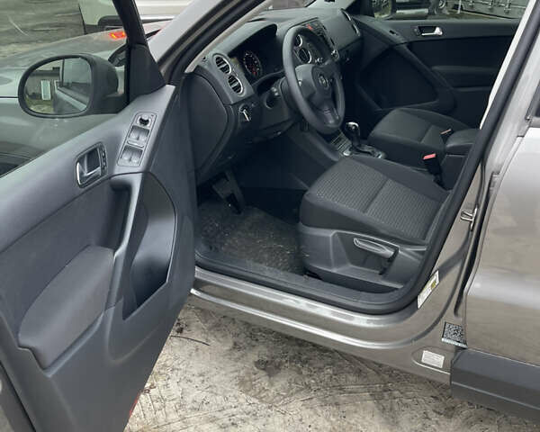 Сірий Фольксваген Тігуан, об'ємом двигуна 2 л та пробігом 120 тис. км за 12500 $, фото 13 на Automoto.ua