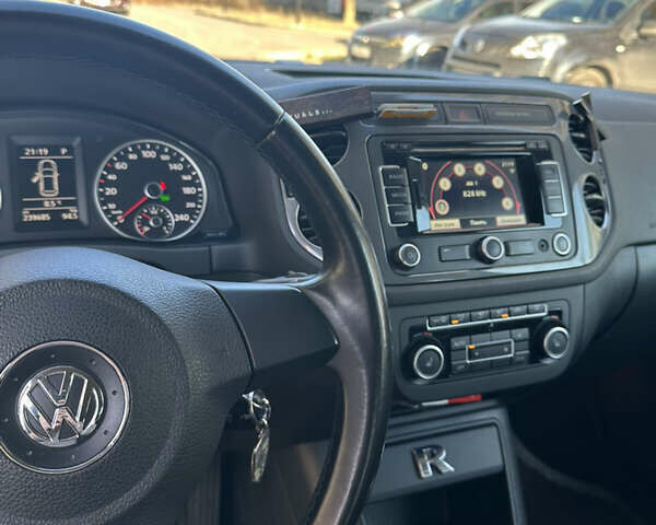 Серый Фольксваген Тигуан, объемом двигателя 1.97 л и пробегом 240 тыс. км за 15600 $, фото 13 на Automoto.ua