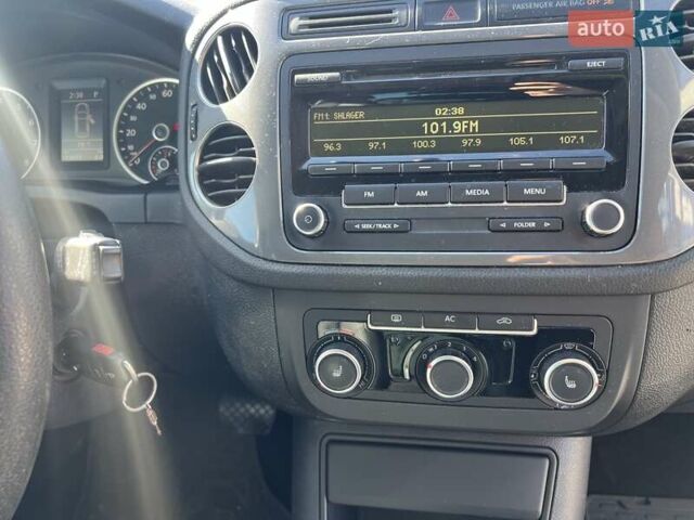 Сірий Фольксваген Тігуан, об'ємом двигуна 2 л та пробігом 160 тис. км за 9999 $, фото 11 на Automoto.ua