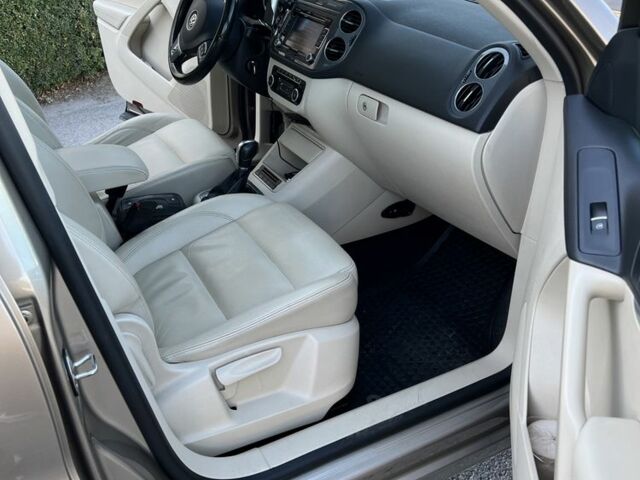 Сірий Фольксваген Тігуан, об'ємом двигуна 2 л та пробігом 245 тис. км за 17666 $, фото 6 на Automoto.ua