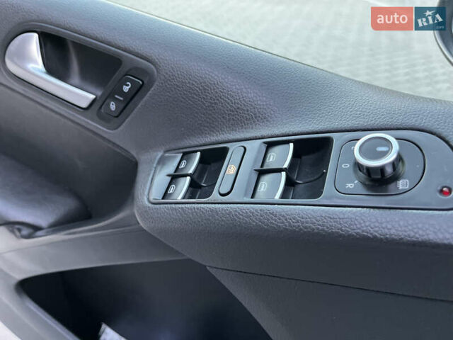 Сірий Фольксваген Тігуан, об'ємом двигуна 1.97 л та пробігом 251 тис. км за 9999 $, фото 27 на Automoto.ua