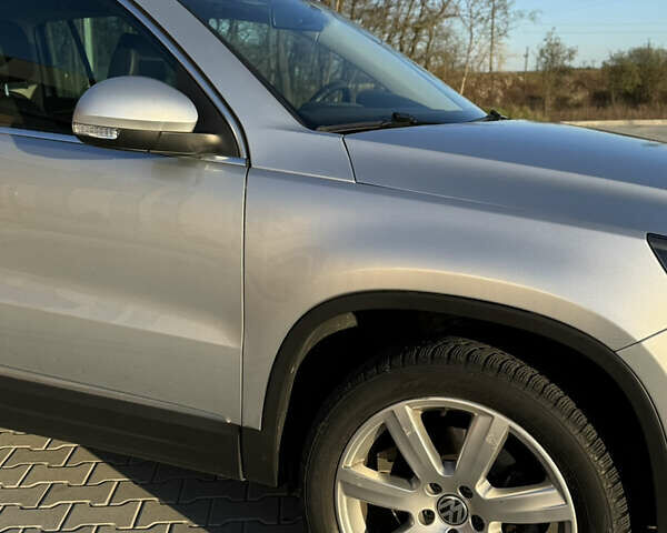 Серый Фольксваген Тигуан, объемом двигателя 2 л и пробегом 125 тыс. км за 14800 $, фото 3 на Automoto.ua