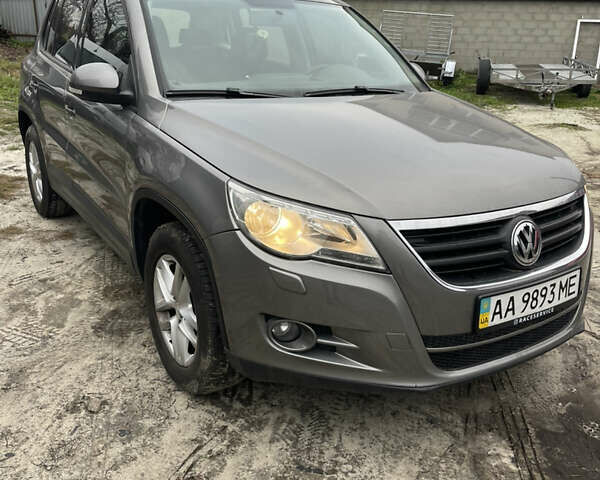 Сірий Фольксваген Тігуан, об'ємом двигуна 2 л та пробігом 120 тис. км за 12500 $, фото 2 на Automoto.ua