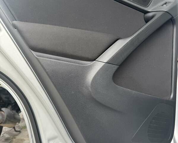 Сірий Фольксваген Тігуан, об'ємом двигуна 1.98 л та пробігом 243 тис. км за 10000 $, фото 17 на Automoto.ua