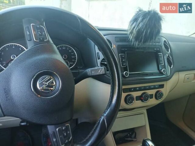 Сірий Фольксваген Тігуан, об'ємом двигуна 2 л та пробігом 150 тис. км за 11000 $, фото 1 на Automoto.ua