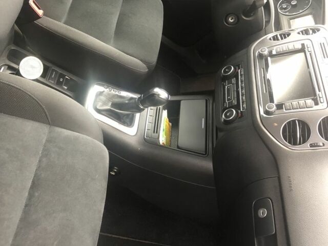 Серый Фольксваген Тигуан, объемом двигателя 2 л и пробегом 134 тыс. км за 11000 $, фото 5 на Automoto.ua