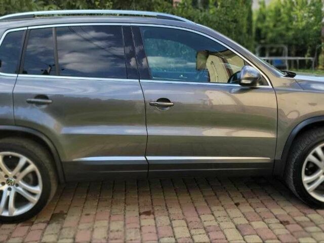 Серый Фольксваген Тигуан, объемом двигателя 2 л и пробегом 170 тыс. км за 12500 $, фото 3 на Automoto.ua