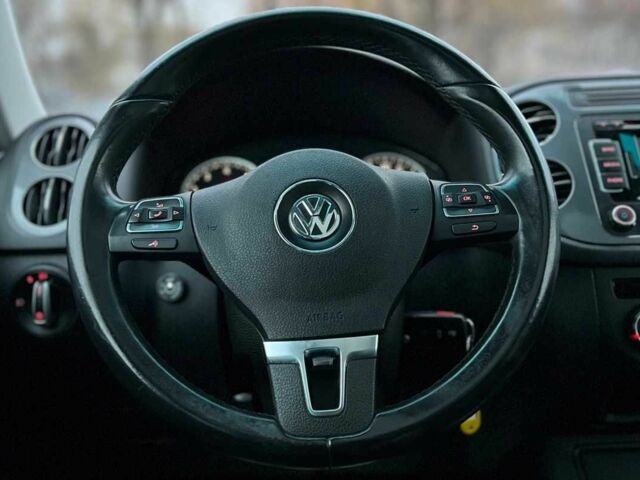 Серый Фольксваген Тигуан, объемом двигателя 2 л и пробегом 195 тыс. км за 10800 $, фото 7 на Automoto.ua