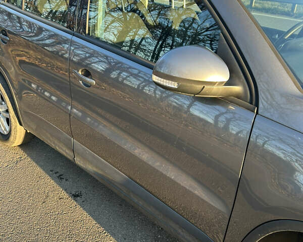 Серый Фольксваген Тигуан, объемом двигателя 1.98 л и пробегом 220 тыс. км за 11000 $, фото 26 на Automoto.ua