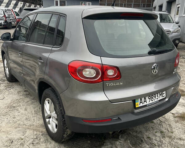 Сірий Фольксваген Тігуан, об'ємом двигуна 2 л та пробігом 120 тис. км за 12500 $, фото 6 на Automoto.ua