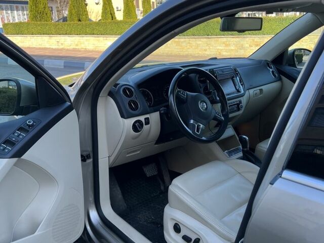 Сірий Фольксваген Тігуан, об'ємом двигуна 2 л та пробігом 245 тис. км за 17666 $, фото 2 на Automoto.ua