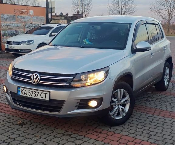 Серый Фольксваген Тигуан, объемом двигателя 2 л и пробегом 193 тыс. км за 10500 $, фото 2 на Automoto.ua
