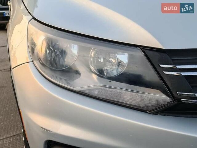 Серый Фольксваген Тигуан, объемом двигателя 2 л и пробегом 184 тыс. км за 10990 $, фото 4 на Automoto.ua