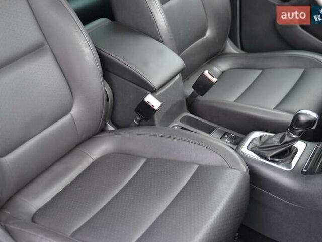 Серый Фольксваген Тигуан, объемом двигателя 1.98 л и пробегом 165 тыс. км за 10500 $, фото 23 на Automoto.ua