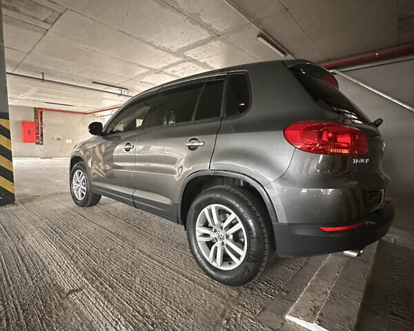 Серый Фольксваген Тигуан, объемом двигателя 1.98 л и пробегом 200 тыс. км за 11999 $, фото 4 на Automoto.ua