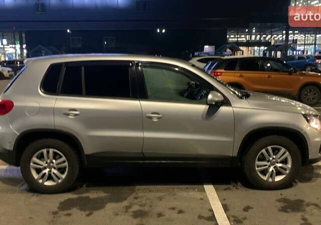 Сірий Фольксваген Тігуан, об'ємом двигуна 1.98 л та пробігом 211 тис. км за 12000 $, фото 4 на Automoto.ua