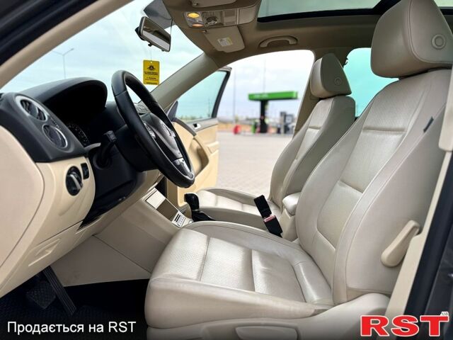 Сірий Фольксваген Тігуан, об'ємом двигуна 2 л та пробігом 184 тис. км за 11500 $, фото 3 на Automoto.ua