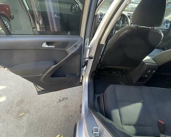 Серый Фольксваген Тигуан, объемом двигателя 1.98 л и пробегом 250 тыс. км за 13200 $, фото 11 на Automoto.ua