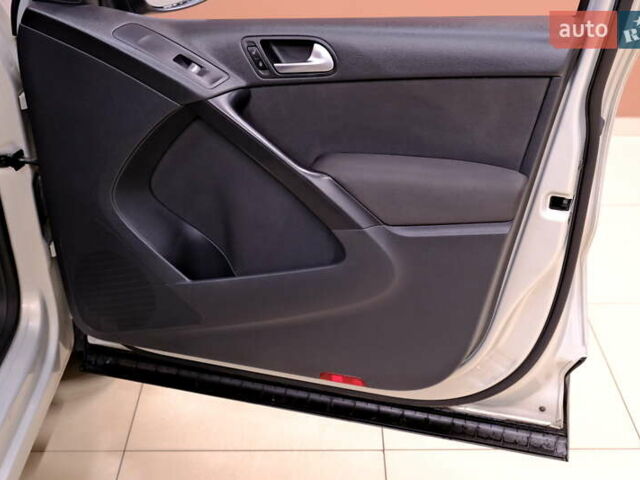 Сірий Фольксваген Тігуан, об'ємом двигуна 2 л та пробігом 170 тис. км за 9900 $, фото 37 на Automoto.ua