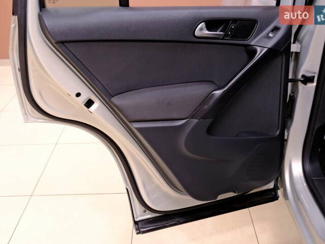 Сірий Фольксваген Тігуан, об'ємом двигуна 2 л та пробігом 170 тис. км за 9900 $, фото 29 на Automoto.ua