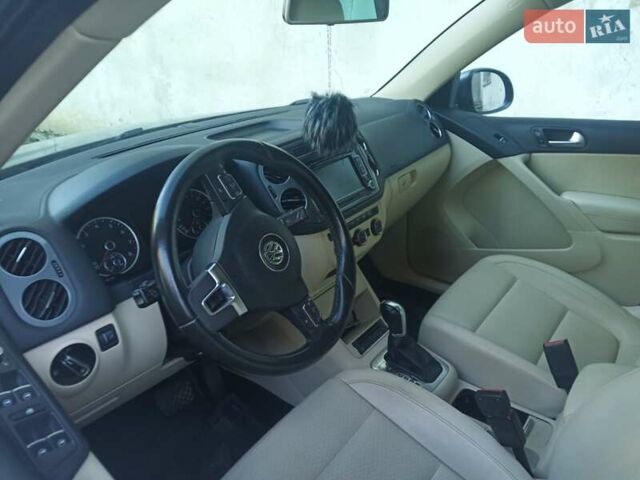 Сірий Фольксваген Тігуан, об'ємом двигуна 2 л та пробігом 150 тис. км за 11000 $, фото 3 на Automoto.ua