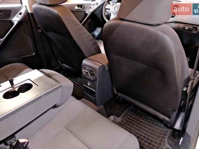 Сірий Фольксваген Тігуан, об'ємом двигуна 2 л та пробігом 170 тис. км за 9900 $, фото 35 на Automoto.ua