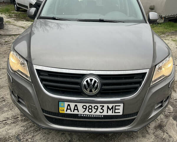 Сірий Фольксваген Тігуан, об'ємом двигуна 2 л та пробігом 120 тис. км за 12500 $, фото 1 на Automoto.ua