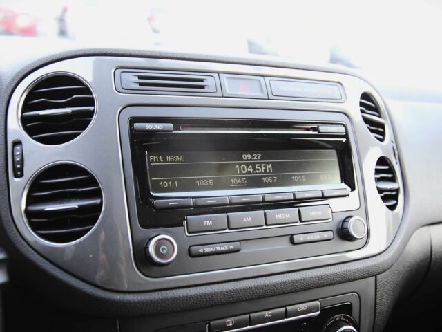 Сірий Фольксваген Тігуан, об'ємом двигуна 2 л та пробігом 129 тис. км за 11600 $, фото 16 на Automoto.ua