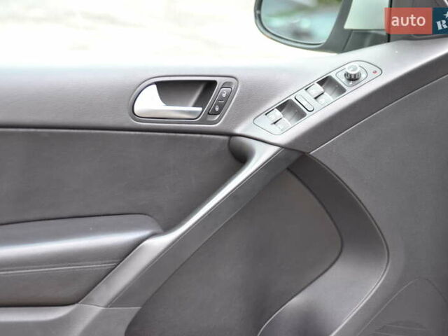 Серый Фольксваген Тигуан, объемом двигателя 1.98 л и пробегом 165 тыс. км за 10500 $, фото 14 на Automoto.ua