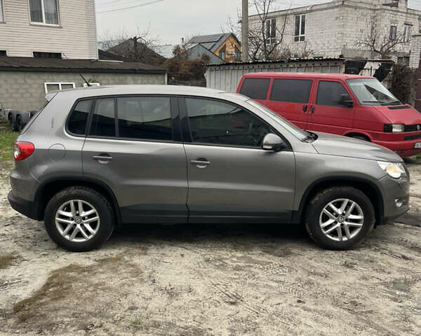 Сірий Фольксваген Тігуан, об'ємом двигуна 2 л та пробігом 120 тис. км за 12500 $, фото 3 на Automoto.ua