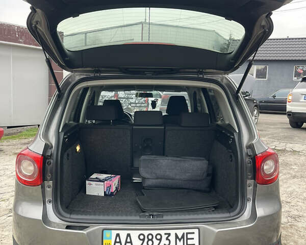 Сірий Фольксваген Тігуан, об'ємом двигуна 2 л та пробігом 120 тис. км за 12500 $, фото 8 на Automoto.ua