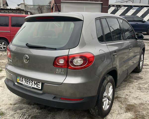 Сірий Фольксваген Тігуан, об'ємом двигуна 2 л та пробігом 120 тис. км за 12500 $, фото 4 на Automoto.ua