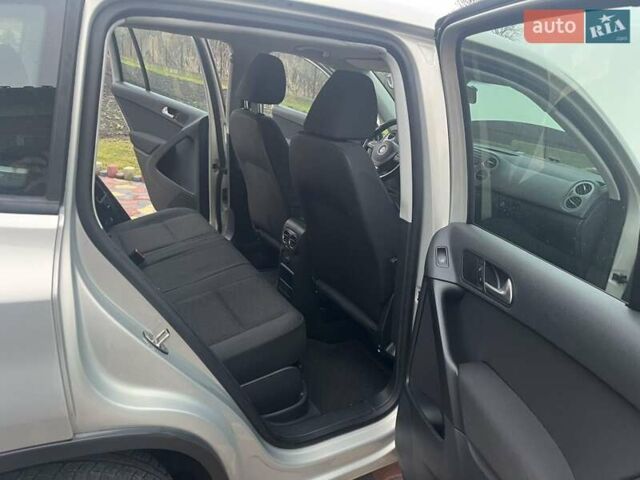 Сірий Фольксваген Тігуан, об'ємом двигуна 2 л та пробігом 255 тис. км за 9600 $, фото 7 на Automoto.ua