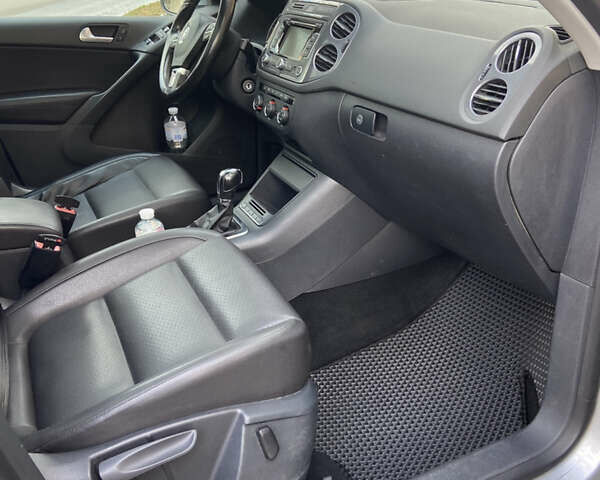 Серый Фольксваген Тигуан, объемом двигателя 1.98 л и пробегом 260 тыс. км за 9500 $, фото 14 на Automoto.ua