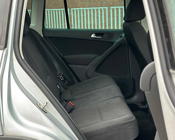 Сірий Фольксваген Тігуан, об'ємом двигуна 1.98 л та пробігом 130 тис. км за 9800 $, фото 22 на Automoto.ua